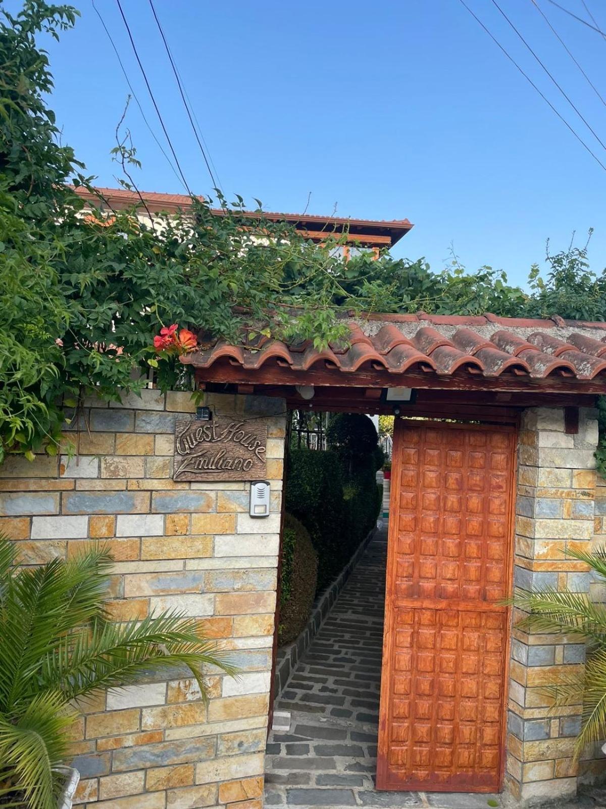 Guesthouse Emiljano Berat Exterior foto