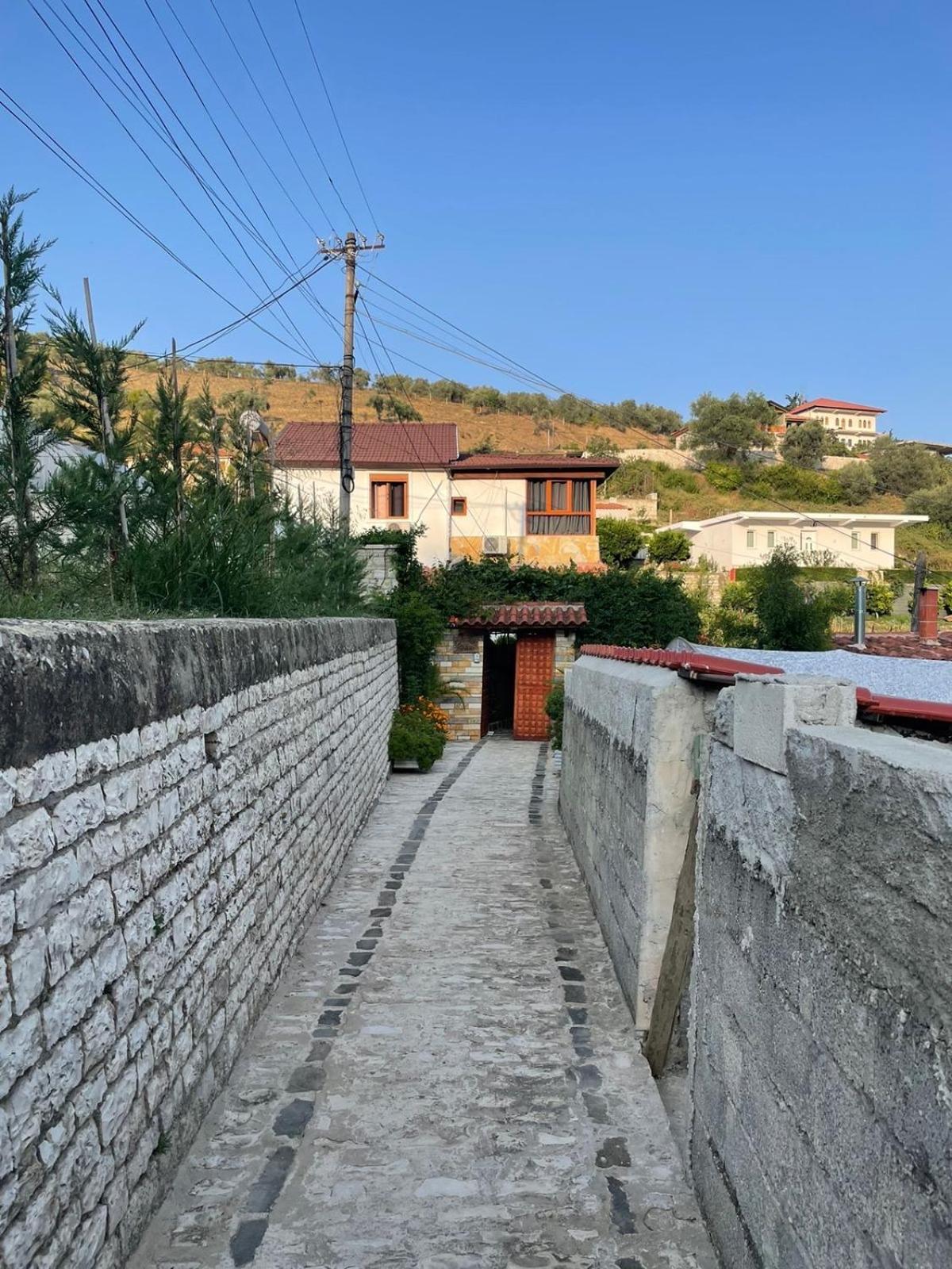 Guesthouse Emiljano Berat Exterior foto