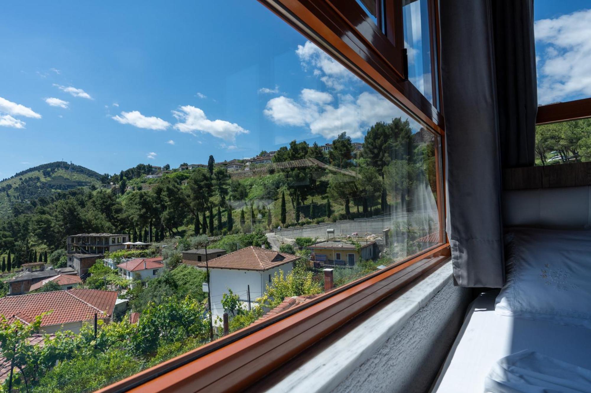 Guesthouse Emiljano Berat Exterior foto