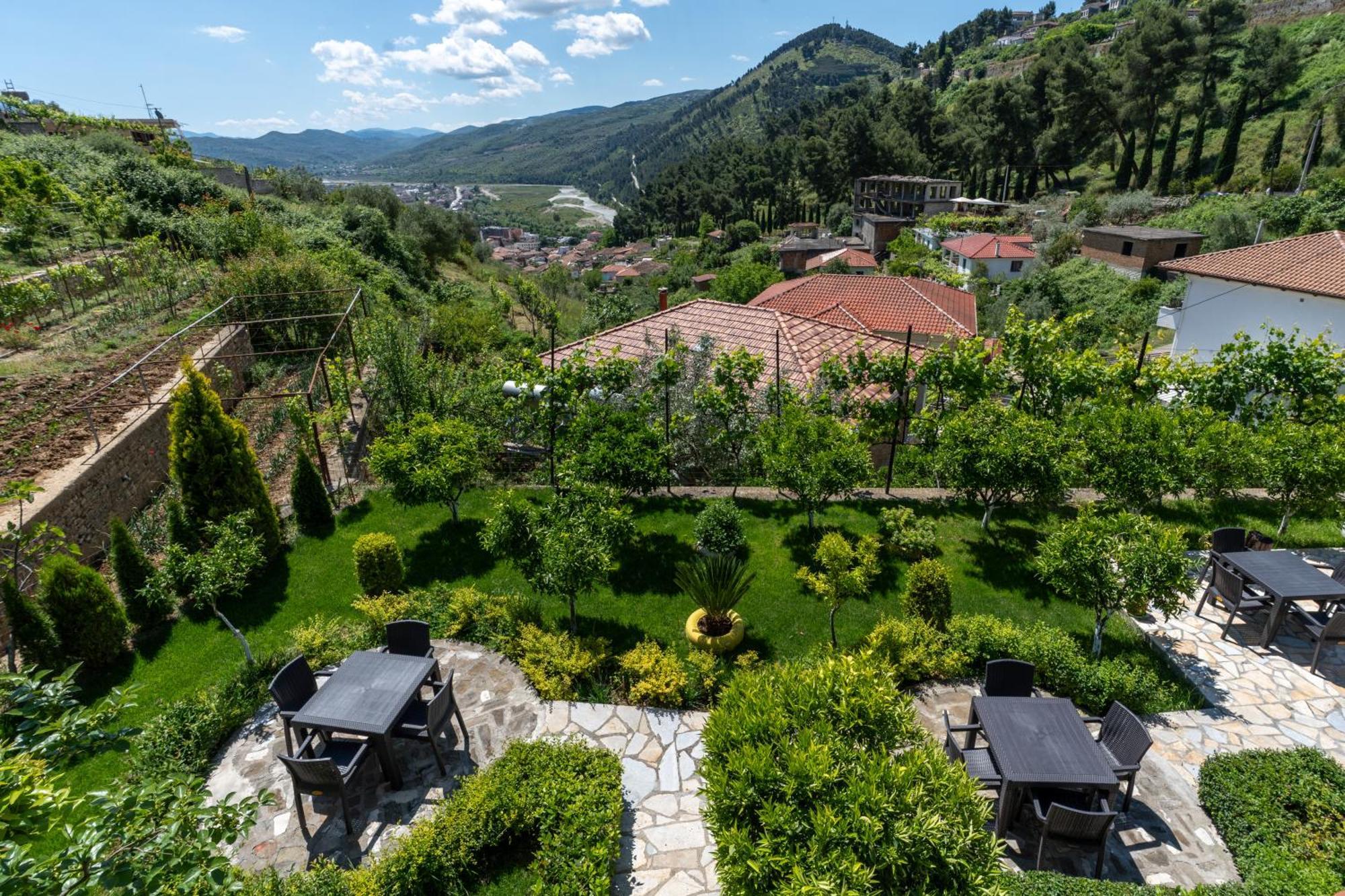 Guesthouse Emiljano Berat Exterior foto