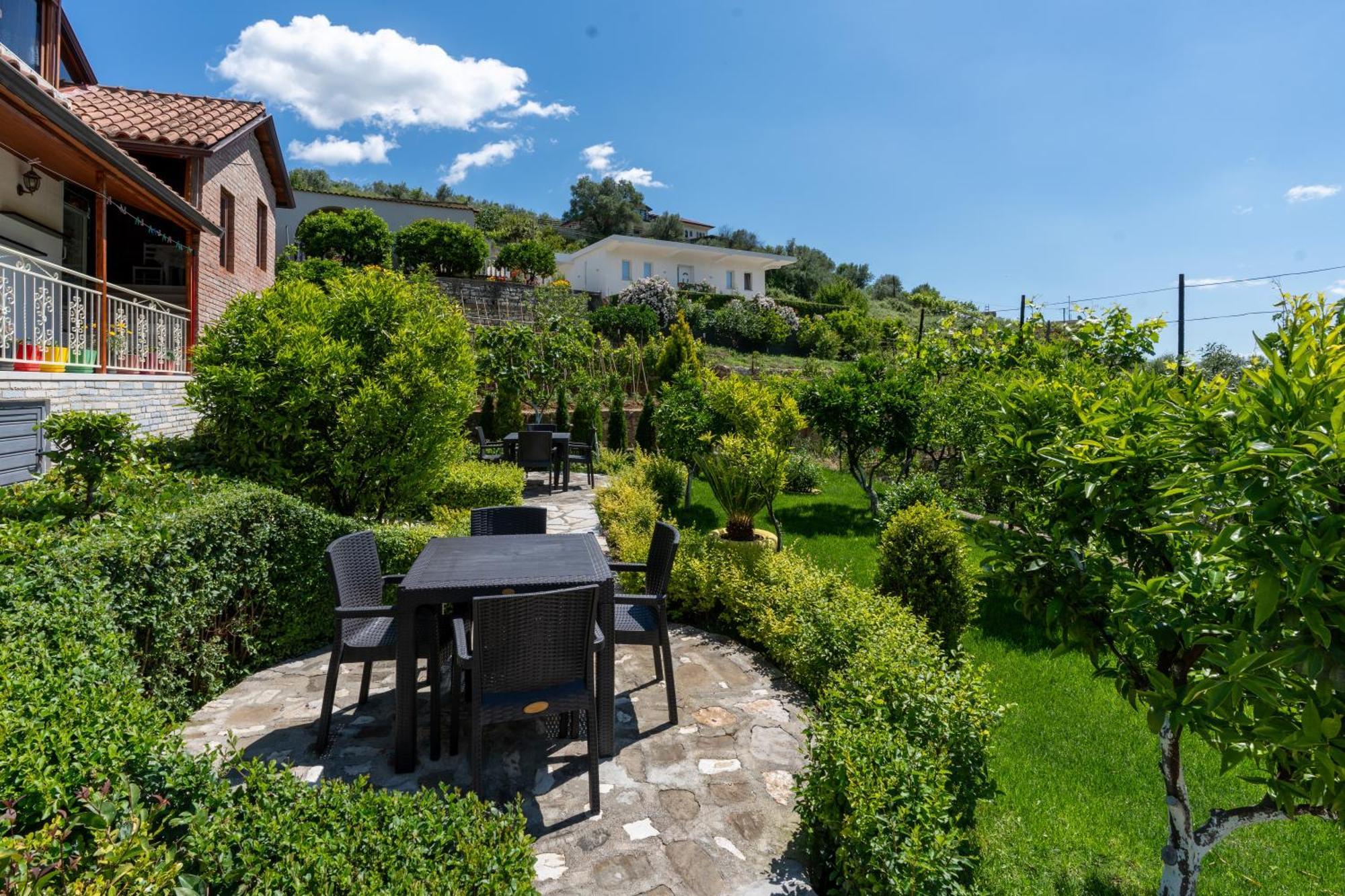 Guesthouse Emiljano Berat Exterior foto