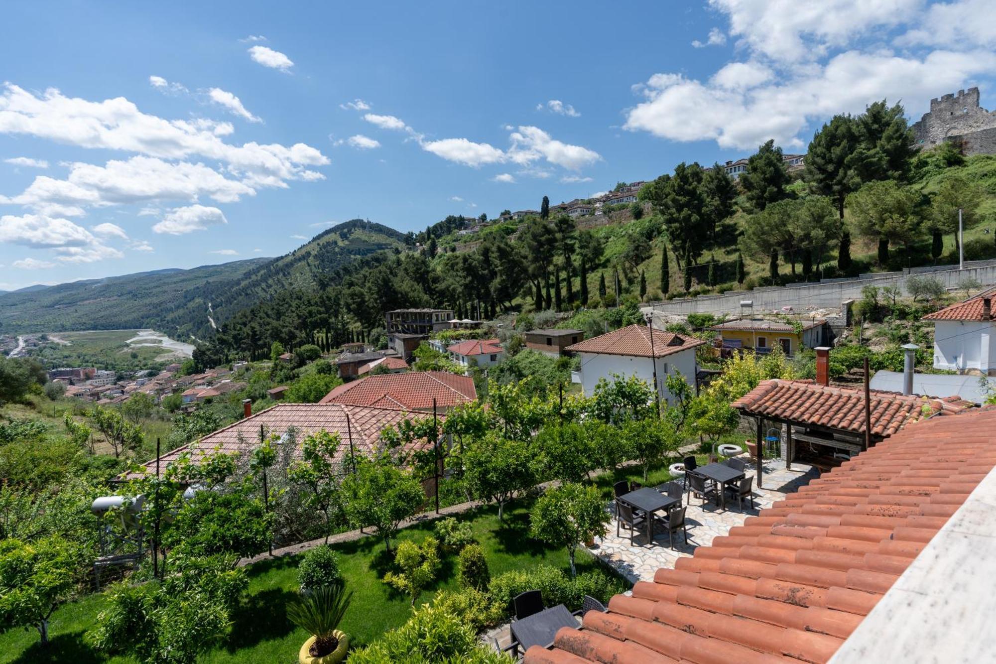 Guesthouse Emiljano Berat Exterior foto