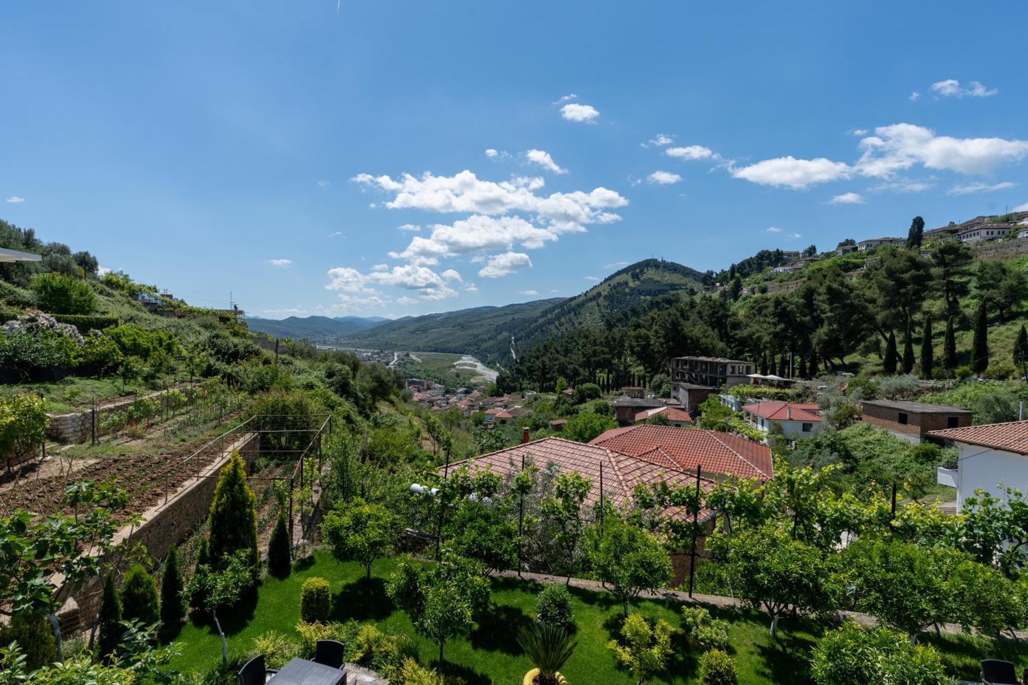 Guesthouse Emiljano Berat Exterior foto