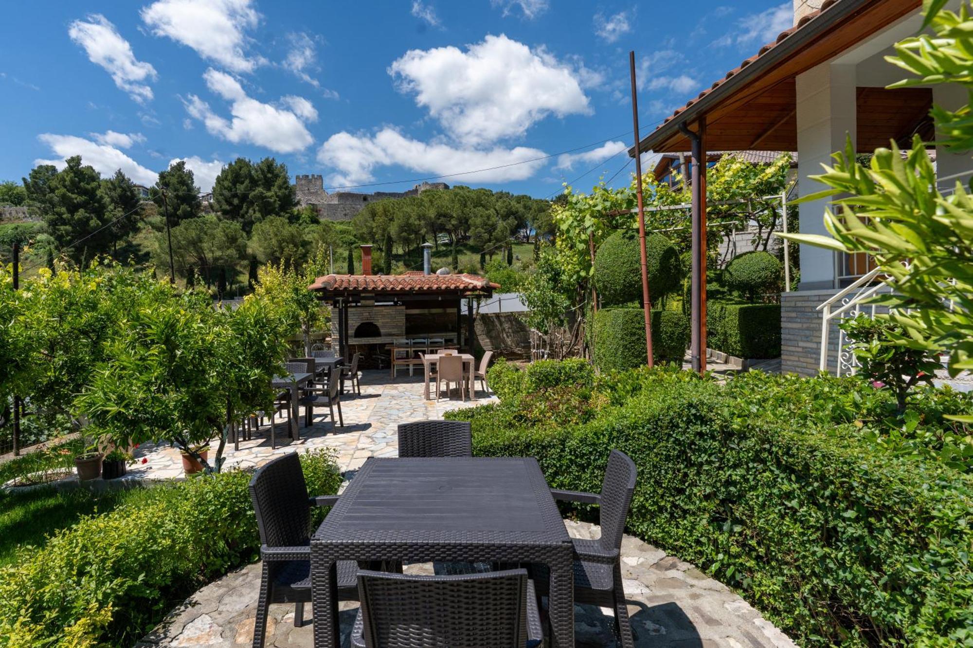 Guesthouse Emiljano Berat Exterior foto
